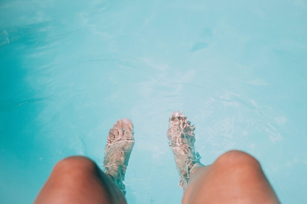 pies con hongos en la piscina